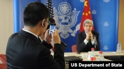 克里国务卿2014年2月15日在北京会晤中国博客作家(美国国务院网站照片)
