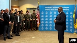 美国国防部长劳埃德·奥斯汀(Lloyd Austin)在美国驻基辅大使馆对美使馆雇员讲话。(2023年11月20日)