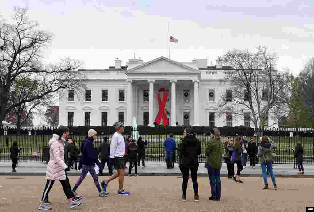 2018年12月1日白宫下半旗,向去世的美国前总统乔治·H·布什致敬。 特朗普总统说,他将派空军一号到德州休士顿,把老布什总统的遗体接到华盛顿。特朗普还说:“乔治·H·W·布什度过了一段长久、成功、美丽的人生。每次和他在一起,我都能看到他对生活的喜悦和对家庭的荣耀。他的成就从始至终都非常伟大。他是一位令人赞叹的人,所有人都会怀念他的。”