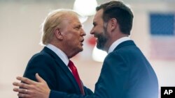 သမ္မတ ဒေါ်နယ်ထရမ့်နဲ့ ဒုသမ္မတ ဂျေဒီဗန့်စ်တို့ကို ၂၀၂၄ ရွေးကောက်ပွဲ မဲဆွယ်လှုပ်ရှားမှုတခုမှာ အတူတွေ့ရစဥ်။ ဓာတ်ပုံ - AP Photo/Alex Brandon