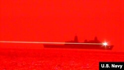 美军太平洋舰队两栖运输船坞舰“波特兰”号(USS Portland -LPD 27)2020年5月16日的固态激光武器试验取得成功