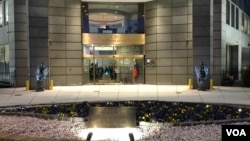 驻美国台北经济文化代表处2019年12月5日正门口台湾地形花圃(美国之音锺辰芳拍摄)