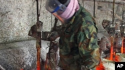 资料照片:中国工人正提炼稀土金属