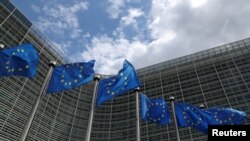 资料照片:2020年6月5日,欧盟旗帜在比利时布鲁塞尔欧盟委员会总部外飘扬。(路透社照片)