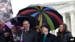 福音社区教会牧师克莱德·里德在妻子陪同下在最高法院外对记者谈话。(2015年1月12日)