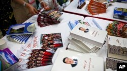 在中国国务院新闻办举行的一个有关新疆维吾尔自治区的新闻发布会上,中国国家主席习近平的著作与宣传新疆的小册子摆放在一起。(2019年7月30日)