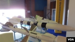 中国与乌克兰军事技术合作一直非常密切。去年8月莫斯科国际航展上乌克兰展出的各种空对空导弹，其中一些型号导弹装备在中国战机上。（美国之音白桦拍摄）