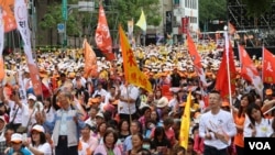 宋楚瑜和徐欣莹同台造势吸引大批民众前来支持(美国之音李逸华拍摄)