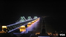 在中国与朝鲜的界河鸭绿江上的两座桥,一座是“中朝友谊桥”(左)和早已废弃的“鸭绿江大桥”(右) (美国之音张楠拍摄)