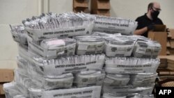 加州洛杉矶一个邮寄选票处理中心内等待处理的大量邮寄选票。(2020年10月28日)