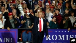 Ông Donald Trump trong cuộc vận động ở Washington, Michigan, hôm 28/4.