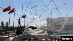 土耳其安卡拉警察总部在未遂政变中一扇被砸坏的窗户 (2016年7月18日)