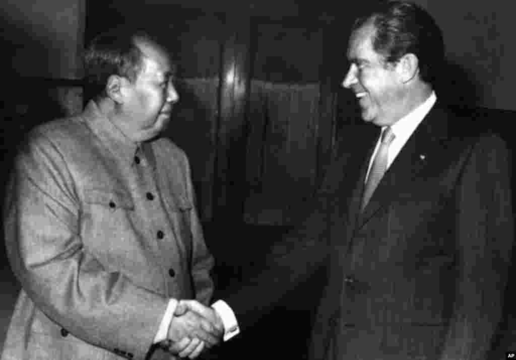 1972年2月21日,美国总统尼克松和毛泽东在北京握手。美国中情局1972年2月22日的对总统简报表示,苏联方面使用国营媒体对此次尼克松访华进行了负面报道, 不过并未发表权威性的社评。苏联媒体的普遍论调就是中国抛弃了越南。 1972年2月23日的简报中谈到,在尼克松访问中国期间,波兰共产党领导人严厉抨击中国。 尼克松的侄孙德文·尼克松说:“ 尼克松总统1972年访华政治上冒了很大风险,因为他并没有得到确认是否能见到毛主席,如果没有会面,对他的政治生涯将是一个巨大灾难 ”