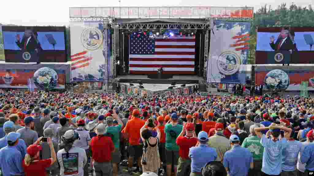 2017年7月24日,美国总统川普在西维吉尼亚州举行的2017年全国童子军露营峰会上讲话。川普在讲话开始时表示他不会谈论政治,但他还是抨击了前总统奥巴马、国会成员和新闻媒体。童子军的脸书网页上有很多人发贴,批评总统利用孩子们聚会进行政治攻击。美国童子军组织负责人为川普总统在无党派的全国童子军露营大会的讲话中参杂了“政治内容”而道歉。