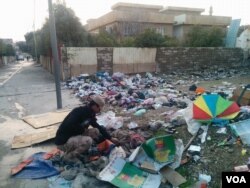 伊斯兰军人检查一名“伊斯兰国”武装分子的尸体。当地居民说，他是在拍下这张照片的一个星期前被联军空袭炸死的。（美国之音希瑟·默多克2017年1月23日拍摄）