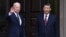 美国总统拜登在加州费罗丽庄园与到访的中国国家领导人习近平共同向媒体致意。（2023年11月5日）