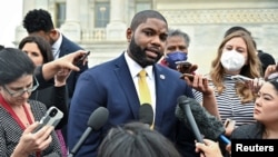 Anggota DPR AS dari Partai Republik, Byron Donalds, berbicara kepada media Rabu (4/1). Dukungan beberapa anggota partai Republik bagi Byron Donalds menjadi halangan bagi Kevin McCarthy untuk menjadi Ketua DPR AS.