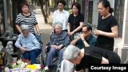 2016年6月4日,部分六四难属在北京万安公墓为27年前遇难亲人祭酒。(图片由天安门母亲提供)