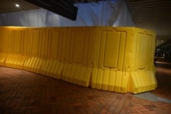 2021年12月22日夜间,港大校园内原先放置国殇之柱的位置以塑料板围封。((Galileo Cheng/HK Frontline Media )