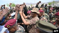 ኣል-ቡርሃን ምስ ሓደሰቲ ተመረቕቲ ቅድሚ መጥቃዕቲ ድሮን