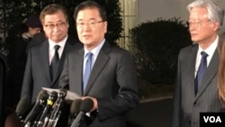 韩国的青瓦台国家安全室室长郑义溶(中)和国家情报院院长徐薰(左)在白宫外宣布美国总统川普同意跟朝鲜最高领导人金正恩见面。(美国之音黄耀毅拍摄)