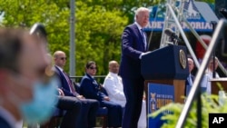 拜登总统在海岸警卫队学院的毕业典礼上发表演讲。(2021年5月19日)