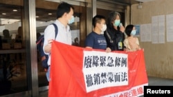 香港前立法会议员梁国雄在香港高等法院上诉庭外对记者讲话。(2020年4月9日)