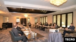 美台官员2020年11月20日在华盛顿与台北启动首届“美台经济繁荣伙伴对话”中签署备忘录华盛顿实体会场 (台湾驻美代表处提供)