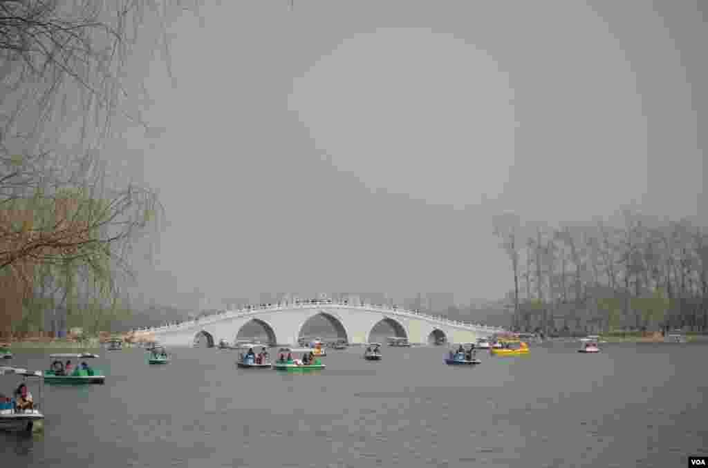 中堤桥“水天一色”,游客游湖兴致不减 (曾谙 摄于2016年3月21日)