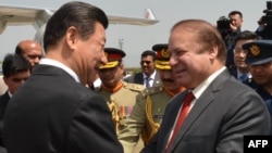 巴基斯坦新闻部发布的照片显示中国国家主席习近平同巴基斯坦总理谢里夫握手(2015年4月20日)