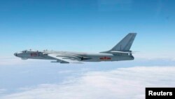日本军方发布的图片显示一架中国H-6战略轰炸机在太平洋上空飞行(2013年10月27日)
