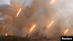 朝中社3月9日发布的不明日期的导弹发射图片