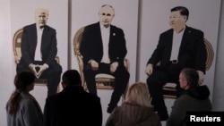 2025年2月8日,克里米亚一家美术馆举办的一场名为“雅尔塔2.0”的展览上,参观者在一幅美国总统特朗普、俄罗斯总统普京和中国领导人习近平的三人画像前驻足观看。