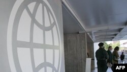 位于美国首都华盛顿的世界银行入口处的世界银行标志。(资料照片)