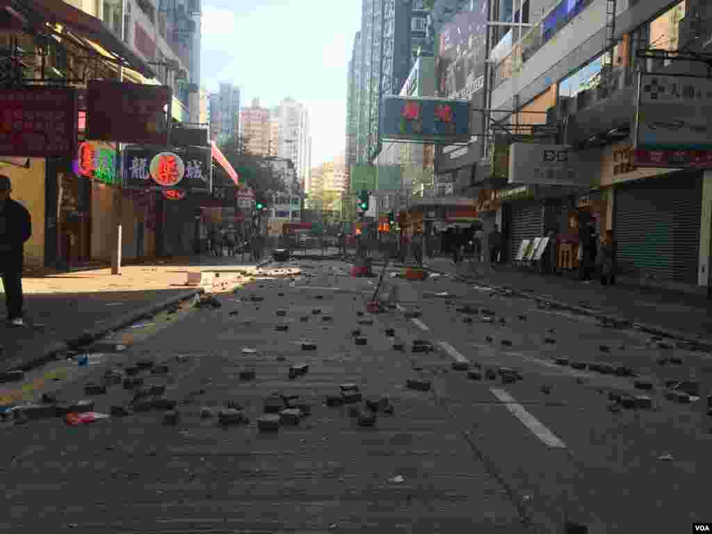 旺角街头夜市大年初一晚爆发激烈警民冲突(美国之音谭嘉琪拍摄)