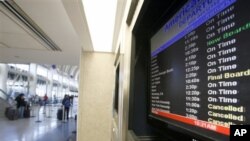 Màn hình hiển thị các chuyến bay của hãng American Airlines tại phi trường Los Angeles.