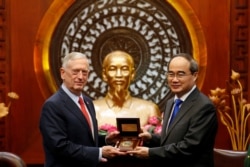 资料照片:越共胡志明市市委书记阮善仁会晤来访的美国国防部长马蒂斯。(2018年10月16日)