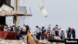 佛罗里达州南部部分倒塌的公寓楼宇的搜救工作正在紧张进行(2021年6月30日)