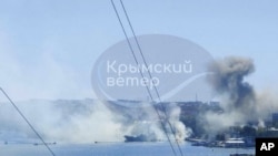 用户生成内容(UGC)视频截图显示,位于克里米亚半岛塞瓦斯托波尔的俄罗斯黑海舰队总部冒出浓烟。(2023年9月23日,美联社转自克里米亚电报平台)