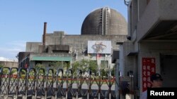 在台湾南部的屏东县,台湾第三核电厂举行安全演习,警察在门前站岗(2013年9月10日)