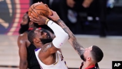 LeBron James dari Los Angeles Lakers, selama paruh kedua pertandingan bola basket playoff semifinal konferensi NBA Sabtu, 12 September 2020, di Lake Buena Vista, Florida (Foto: AP/Mark J. Terrill)