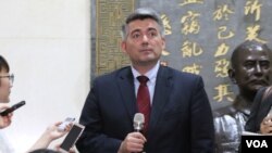 美国国会参议院外交关系委员会亚太小组委员会主席科里·加德纳2018年5月26日在台湾外交部接受媒体采访。（美国之音记者杨明）