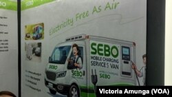 2024年10月13日,中国制造商北京赛宝(Beijing Sebo)在迪拜世界贸易中心的年度“扩展北极星”展会上展示的移动充电服务车。(美国之音驻内罗毕特约记者维多利亚·阿蒙加拍摄。)