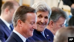 美国国务卿克里(右)与英国首相卡梅伦参加伦敦召开的国际反腐败峰会。 (2016年5月12日)