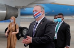 美国国务卿蓬佩奥在科伦坡机场走去搭乘一架飞机前往马尔代夫。(2020年10月28日)