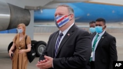 美国国务卿蓬佩奥在科伦坡机场搭乘飞机,前往马尔代夫。(2020年10月28日)