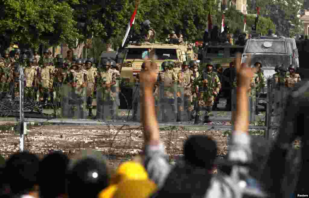 Binh sĩ  đứng canh gác gần trụ sở Vệ binh Cộng hòa ở Cairo, 8 tháng 7, 2013.