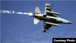 台湾2019年5月30日举行“联合滩岸歼敌作战实弹射击”演习,台湾空军F-16战机发射热焰弹后脱离目标区。(台湾国防部)