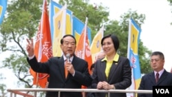 台湾亲民党主席宋楚瑜和他的竞选副手、民国党主席徐欣莹11月24日到中央选举委员会登记,正式成为总统、副总统候选人 (美国之音李逸华)