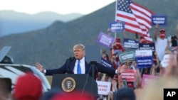 Tổng thống Donald Trump tại cuộc vận động tranh cử ở phi trường Thành phố Carson, Nevada, ngày 18/10/2020.